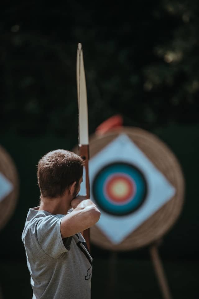L'origine, les techniques et les avantages du tir à l'arc sportif - Racqmag