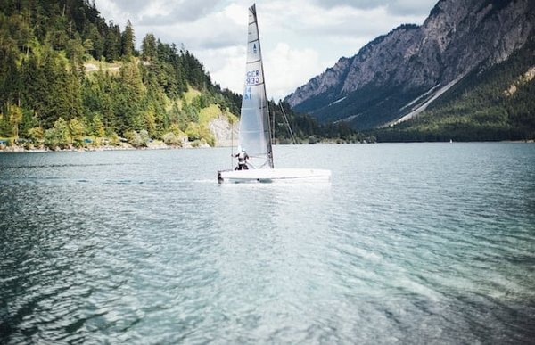 Voile sportive: astuces et techniques pour débutants et passionnés